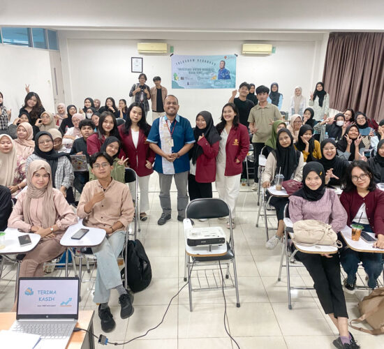 foto bersama mahasiswa dan Irvan F.C. Oentoeng, SE., MM pada acara Talkshow Keuangan dengan tema "Investasi untuk Generasi Masa Kini". Tri Bhakti Business School
