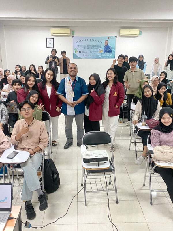 foto bersama mahasiswa dan Irvan F.C. Oentoeng, SE., MM pada acara Talkshow Keuangan dengan tema "Investasi untuk Generasi Masa Kini". Tri Bhakti Business School