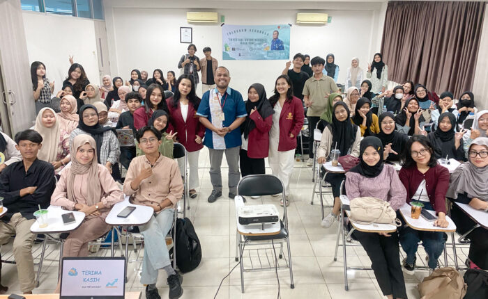 foto bersama mahasiswa dan Irvan F.C. Oentoeng, SE., MM pada acara Talkshow Keuangan dengan tema "Investasi untuk Generasi Masa Kini". Tri Bhakti Business School