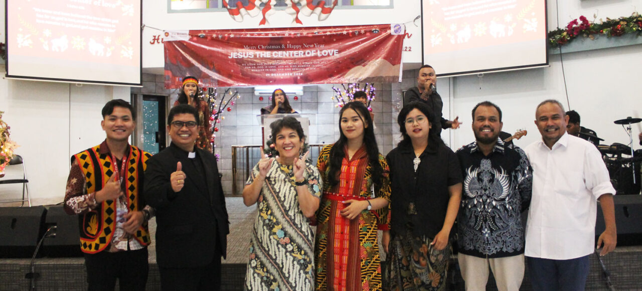 Foto Bersama Acara Perayaan Natal UKM IMAKRISTI Irvan F.C.Oentoeng, SE., MM, Helen Irawati Tobing