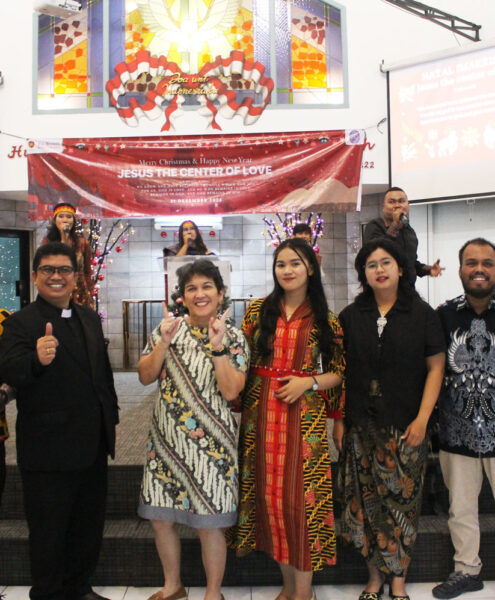 Foto Bersama Acara Perayaan Natal UKM IMAKRISTI Irvan F.C.Oentoeng, SE., MM, Helen Irawati Tobing