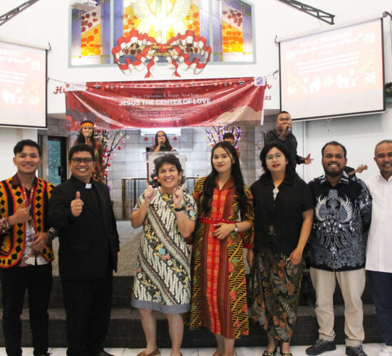 Foto Bersama Acara Perayaan Natal UKM IMAKRISTI Irvan F.C.Oentoeng, SE., MM, Helen Irawati Tobing