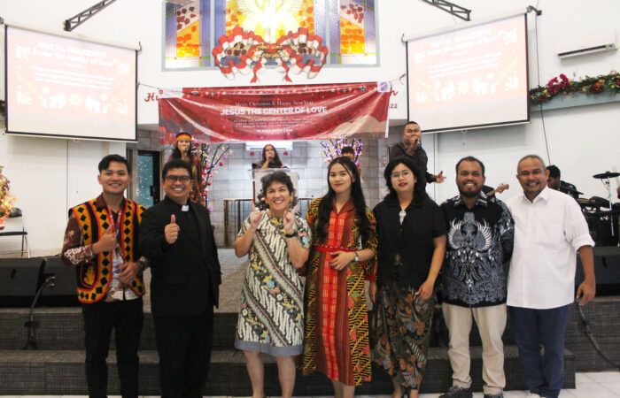 Foto Bersama Acara Perayaan Natal UKM IMAKRISTI Irvan F.C.Oentoeng, SE., MM, Helen Irawati Tobing