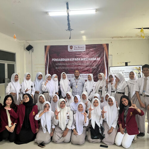 Pengabdian Kepada Masyarakat Tri Bhakti Business School SMK Mutiara Baru Meningkatkan Literasi Keuangan Melalui Investasi Dikalangan Generasi Masa Kini. Irvan F.C.Oentoeng, SE., MM