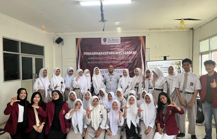 Pengabdian Kepada Masyarakat Tri Bhakti Business School SMK Mutiara Baru Meningkatkan Literasi Keuangan Melalui Investasi Dikalangan Generasi Masa Kini. Irvan F.C.Oentoeng, SE., MM