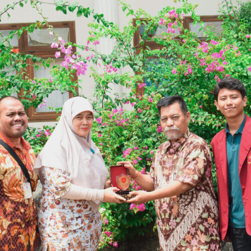 Pengabdian Kepada Masyarakat Tri Bhakti Business School SMA Manadalahayu. penyerahan plakat Irvan F.C.Oentoeng, SE., MM dan Dr. Sofia Maulida, SE., MM.
