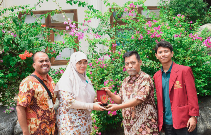 Pengabdian Kepada Masyarakat Tri Bhakti Business School SMA Manadalahayu. penyerahan plakat Irvan F.C.Oentoeng, SE., MM dan Dr. Sofia Maulida, SE., MM.