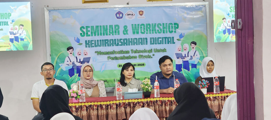 Frengki Panangian, S.Kom., MM., Novian Sihmawati, S.Kom., dan , Yulia Venny Susanti, S.Pd., M.Pd. di Acara Seminar dan Wokrshop Kewirausahaan Digital Memanfaatkan Teknologi untuk Pertumbuhan Bisnis di SMK Karya Guna Bhakti 2