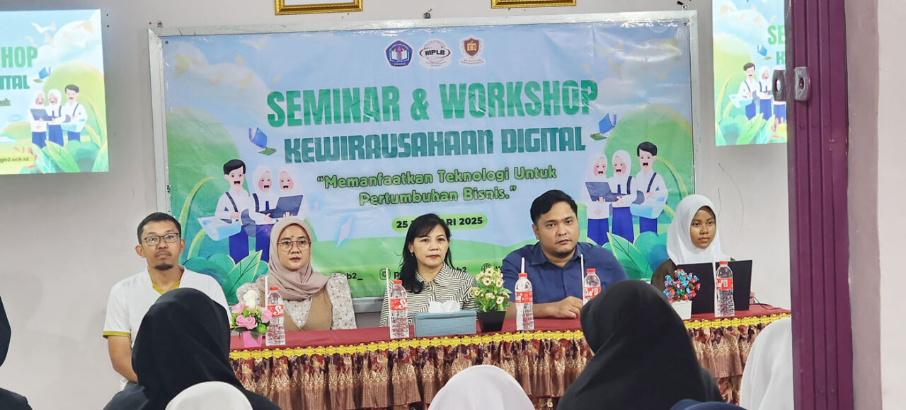 Frengki Panangian, S.Kom., MM., Novian Sihmawati, S.Kom., dan , Yulia Venny Susanti, S.Pd., M.Pd. di Acara Seminar dan Wokrshop Kewirausahaan Digital Memanfaatkan Teknologi untuk Pertumbuhan Bisnis di SMK Karya Guna Bhakti 2