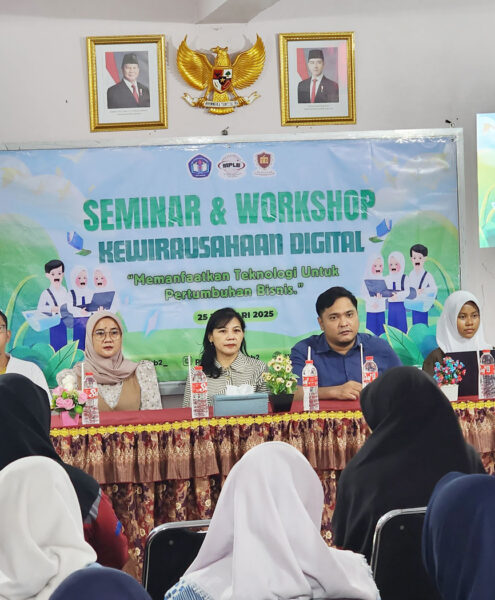 Frengki Panangian, S.Kom., MM., Novian Sihmawati, S.Kom., dan , Yulia Venny Susanti, S.Pd., M.Pd. di Acara Seminar dan Wokrshop Kewirausahaan Digital Memanfaatkan Teknologi untuk Pertumbuhan Bisnis di SMK Karya Guna Bhakti 2