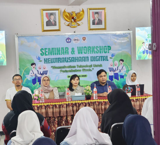 Frengki Panangian, S.Kom., MM., Novian Sihmawati, S.Kom., dan , Yulia Venny Susanti, S.Pd., M.Pd. di Acara Seminar dan Wokrshop Kewirausahaan Digital Memanfaatkan Teknologi untuk Pertumbuhan Bisnis di SMK Karya Guna Bhakti 2