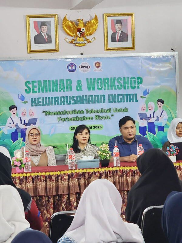 Frengki Panangian, S.Kom., MM., Novian Sihmawati, S.Kom., dan , Yulia Venny Susanti, S.Pd., M.Pd. di Acara Seminar dan Wokrshop Kewirausahaan Digital Memanfaatkan Teknologi untuk Pertumbuhan Bisnis di SMK Karya Guna Bhakti 2