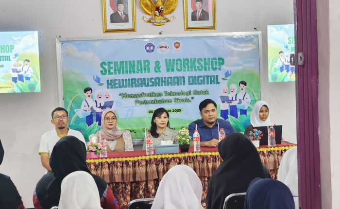 Frengki Panangian, S.Kom., MM., Novian Sihmawati, S.Kom., dan , Yulia Venny Susanti, S.Pd., M.Pd. di Acara Seminar dan Wokrshop Kewirausahaan Digital Memanfaatkan Teknologi untuk Pertumbuhan Bisnis di SMK Karya Guna Bhakti 2