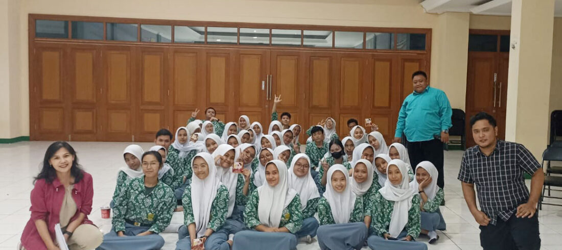 Frengki Panangian, S.Kom., MM. di SMK Bhakti Kartini dan Supervisor Marketing Tri Bhakti Business School, Novian Sihmawati, S.Kom.