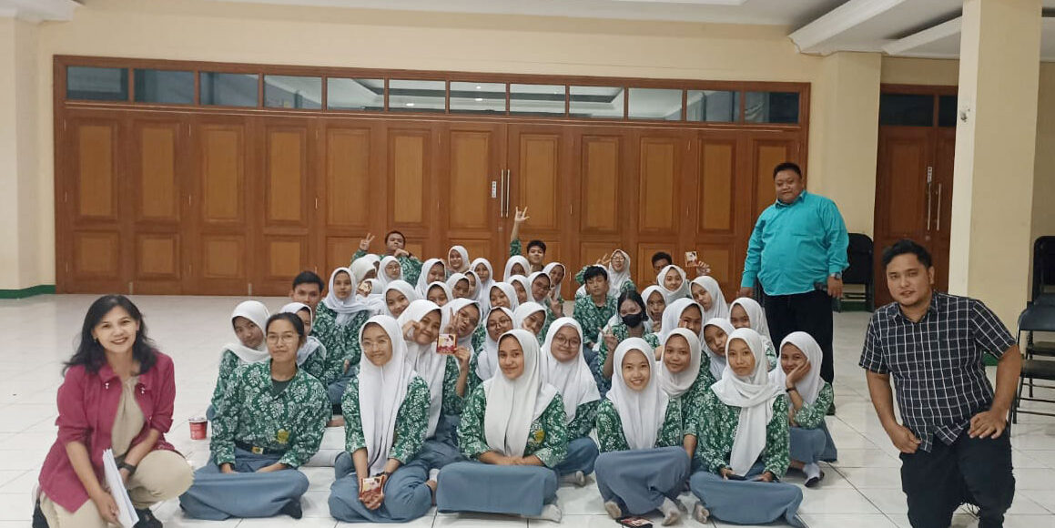 Frengki Panangian, S.Kom., MM. di SMK Bhakti Kartini dan Supervisor Marketing Tri Bhakti Business School, Novian Sihmawati, S.Kom.