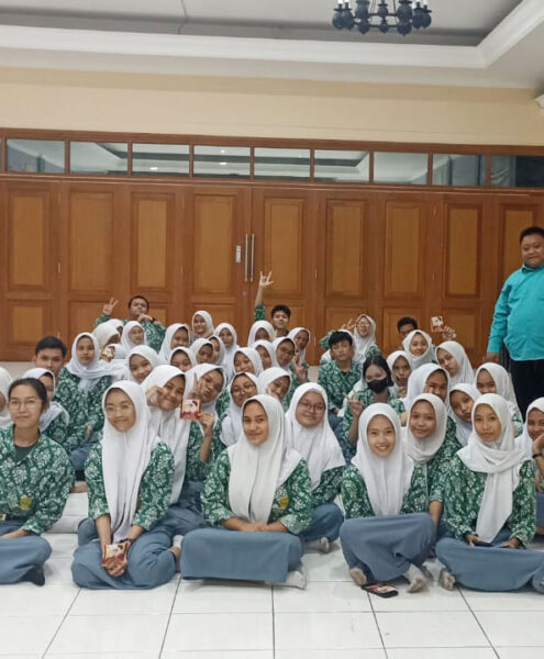 Frengki Panangian, S.Kom., MM. di SMK Bhakti Kartini dan Supervisor Marketing Tri Bhakti Business School, Novian Sihmawati, S.Kom.