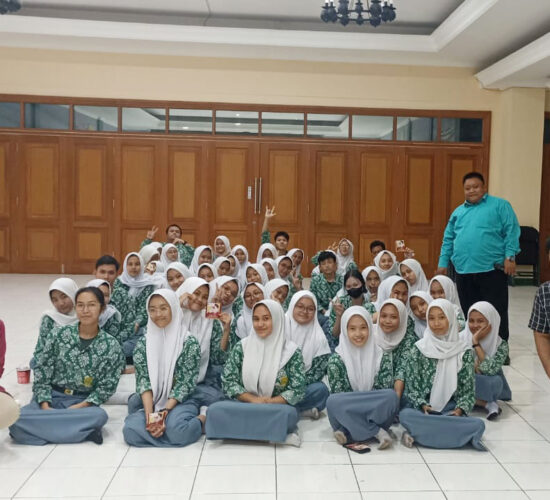 Frengki Panangian, S.Kom., MM. di SMK Bhakti Kartini dan Supervisor Marketing Tri Bhakti Business School, Novian Sihmawati, S.Kom.