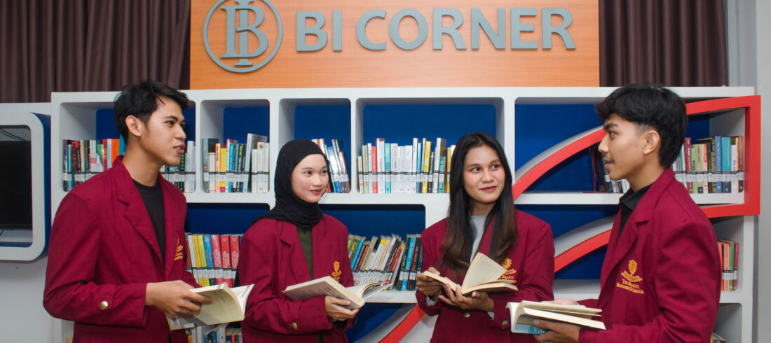 Waktu Terbaik untuk Belajar: Maksimalkan Produktivitas Kamu. Mahasiswa Tri Bhakti Business School berdiskusi di perpustakaan BI Corner