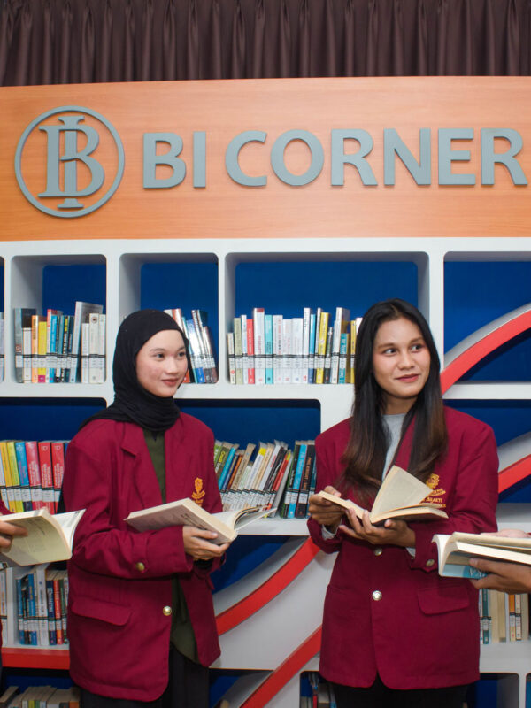 Waktu Terbaik untuk Belajar: Maksimalkan Produktivitas Kamu. Mahasiswa Tri Bhakti Business School berdiskusi di perpustakaan BI Corner