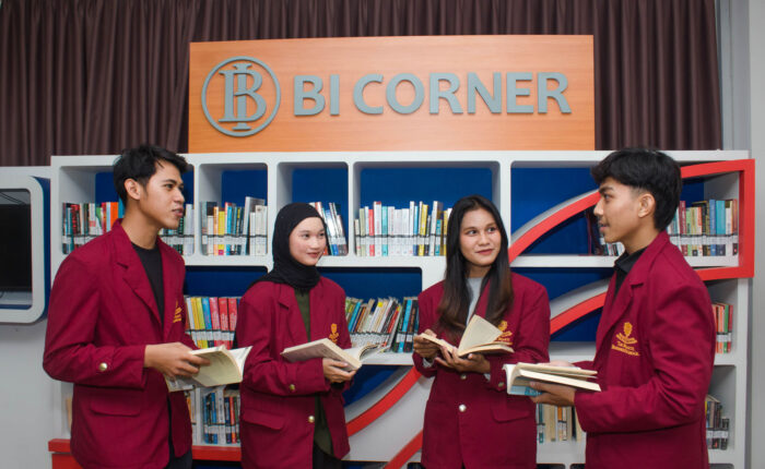Waktu Terbaik untuk Belajar: Maksimalkan Produktivitas Kamu. Mahasiswa Tri Bhakti Business School berdiskusi di perpustakaan BI Corner