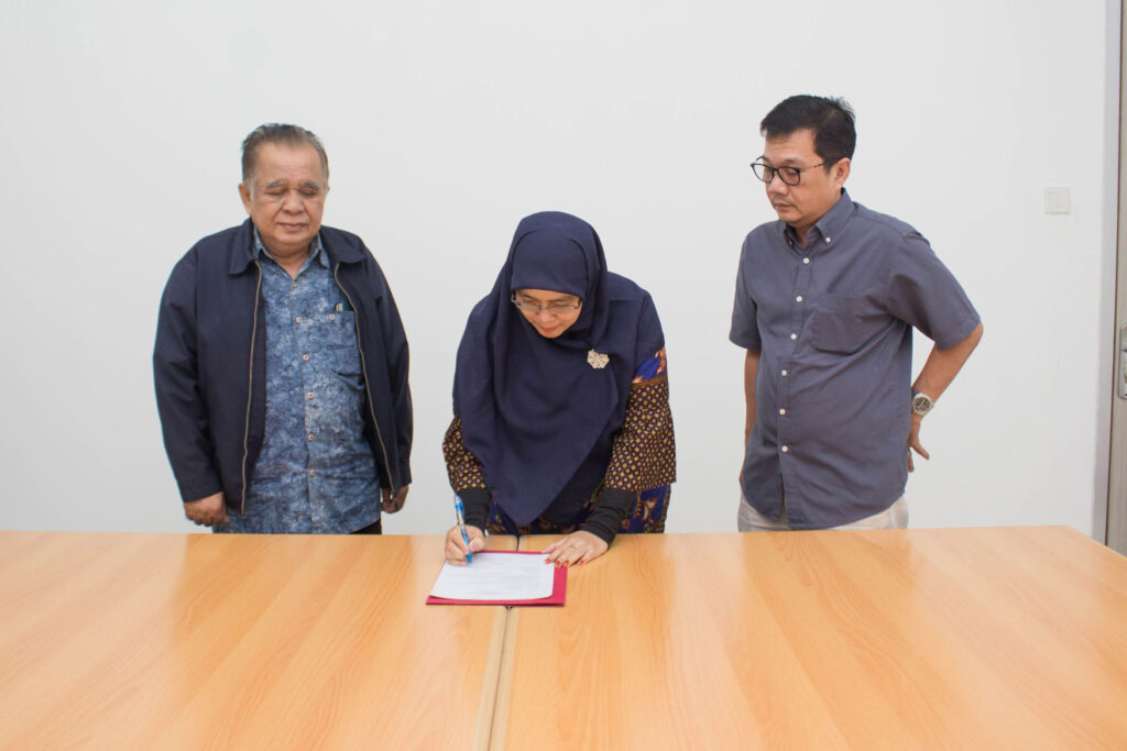 Dr. Eddy Setyanto, S.Sos., M.Si., Dr. Sofia Maulida, SE., MM., Drs. Widayatmoko, MM., M.Ikom
Penanadatanganan Wakil Ketua 1