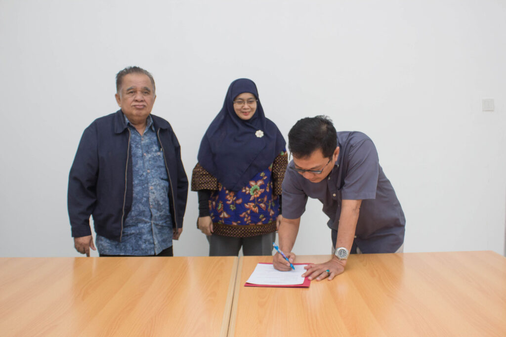 Dr. Eddy Setyanto, S.Sos., M.Si., Dr. Sofia Maulida, SE., MM., Drs. Widayatmoko, MM., M.Ikom
Penanadatanganan Wakil Ketua 1