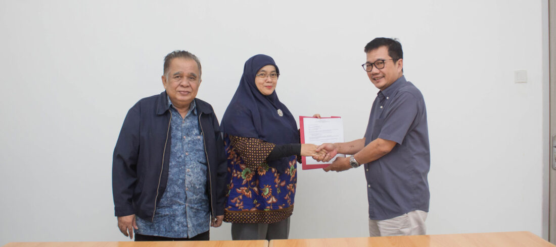 Dr. Eddy Setyanto, S.Sos., M.Si., Dr. Sofia Maulida, SE., MM., Drs. Widayatmoko, MM., M.Ikom Penanadatanganan Wakil Ketua 1
