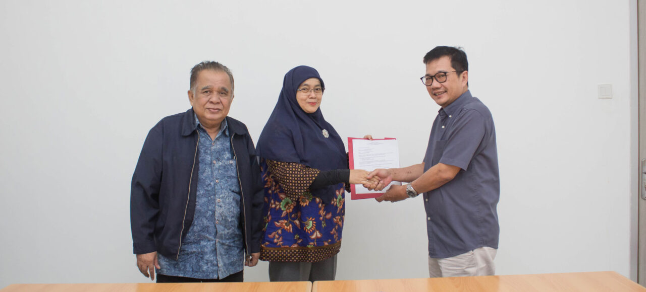 Dr. Eddy Setyanto, S.Sos., M.Si., Dr. Sofia Maulida, SE., MM., Drs. Widayatmoko, MM., M.Ikom Penanadatanganan Wakil Ketua 1