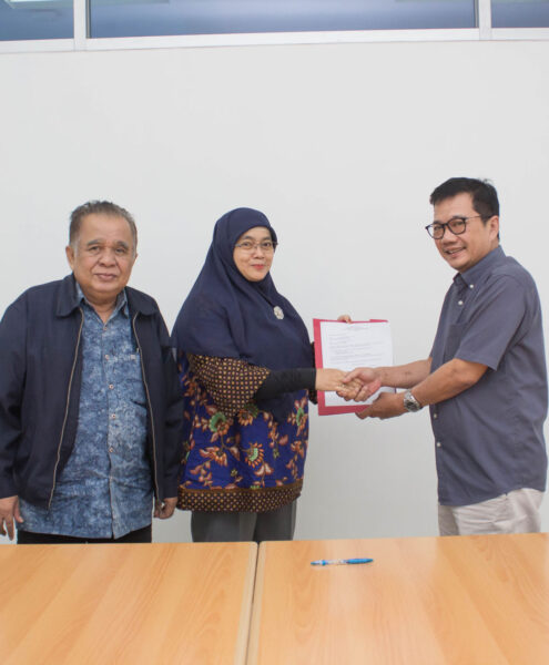 Dr. Eddy Setyanto, S.Sos., M.Si., Dr. Sofia Maulida, SE., MM., Drs. Widayatmoko, MM., M.Ikom Penanadatanganan Wakil Ketua 1