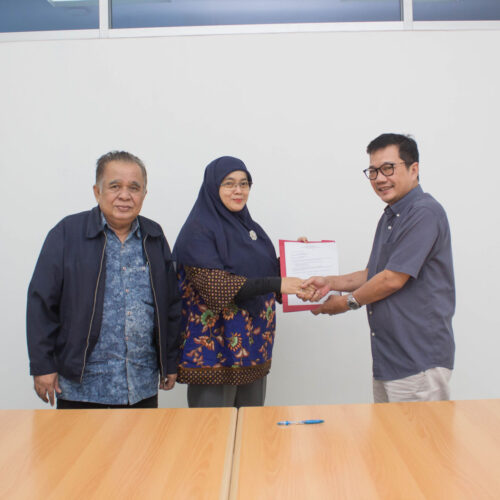 Dr. Eddy Setyanto, S.Sos., M.Si., Dr. Sofia Maulida, SE., MM., Drs. Widayatmoko, MM., M.Ikom Penanadatanganan Wakil Ketua 1