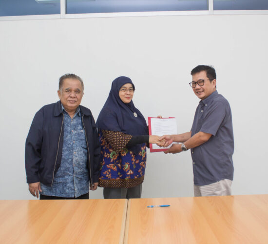Dr. Eddy Setyanto, S.Sos., M.Si., Dr. Sofia Maulida, SE., MM., Drs. Widayatmoko, MM., M.Ikom Penanadatanganan Wakil Ketua 1