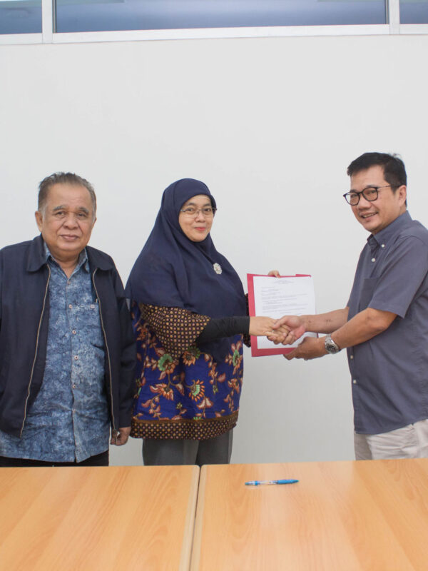 Dr. Eddy Setyanto, S.Sos., M.Si., Dr. Sofia Maulida, SE., MM., Drs. Widayatmoko, MM., M.Ikom Penanadatanganan Wakil Ketua 1