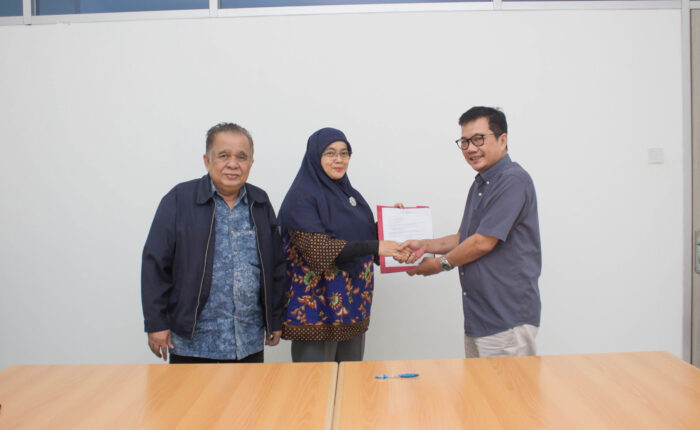 Dr. Eddy Setyanto, S.Sos., M.Si., Dr. Sofia Maulida, SE., MM., Drs. Widayatmoko, MM., M.Ikom Penanadatanganan Wakil Ketua 1
