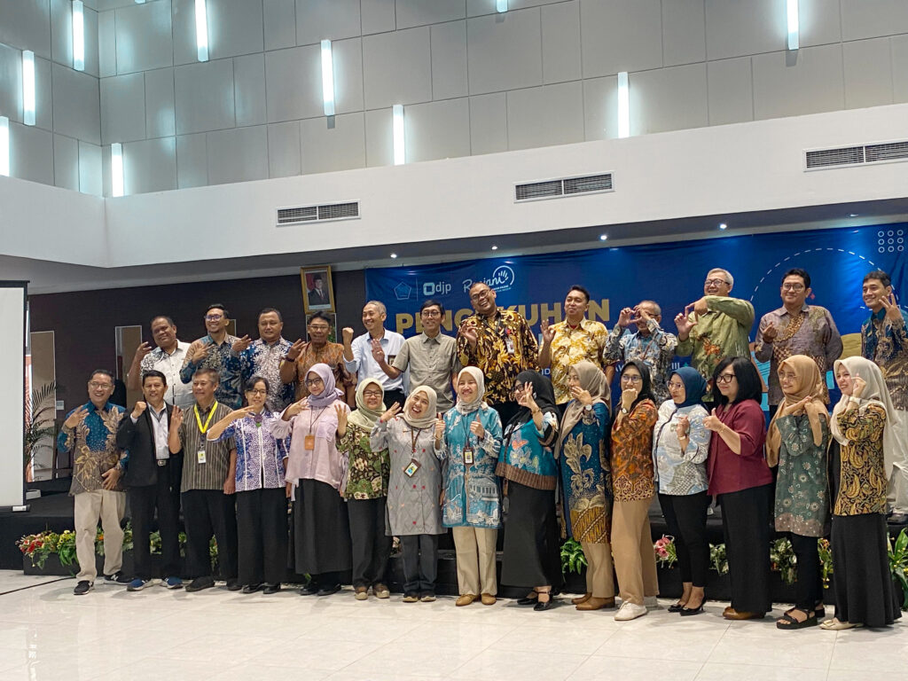 Pengukuhan Relawan Pajak, yang dipimpin langsung oleh Kepala Kanwil DJP Jawa Barat III Romadhaniah. Kepala Tax Center Tri Bhakti Business School, Lembah Dewi Andini, S.E., M.Ak., Ak., CA.