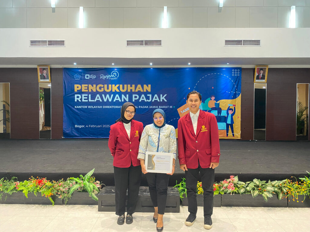 foto bersama Kepala Tax Center Tri Bhakti Business School, Lembah Dewi Andini, S.E., M.Ak., Ak., CA. bersama dengan Mahasiswa Tri Bhakti Business School, Prastya Adji Herlambang Laut dan Randini Raya di acara pengukuhan relawan pajak