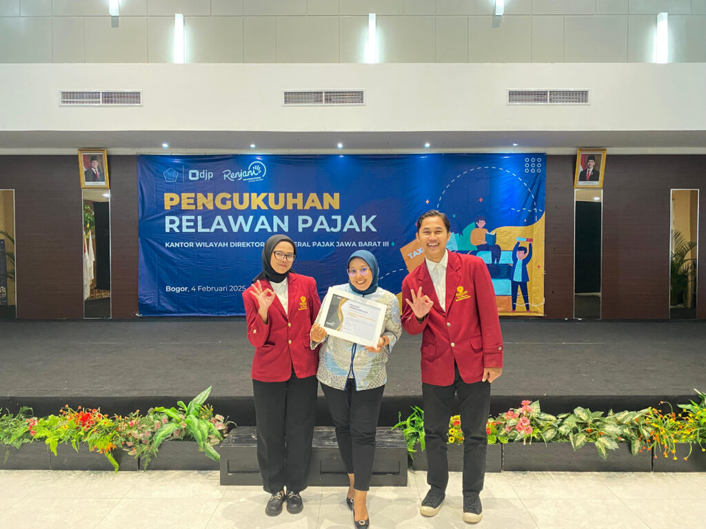 foto bersama Kepala Tax Center Tri Bhakti Business School, Lembah Dewi Andini, S.E., M.Ak., Ak., CA. bersama dengan Mahasiswa Tri Bhakti Business School, Prastya Adji Herlambang Laut dan Randini Raya di acara pengukuhan relawan pajak