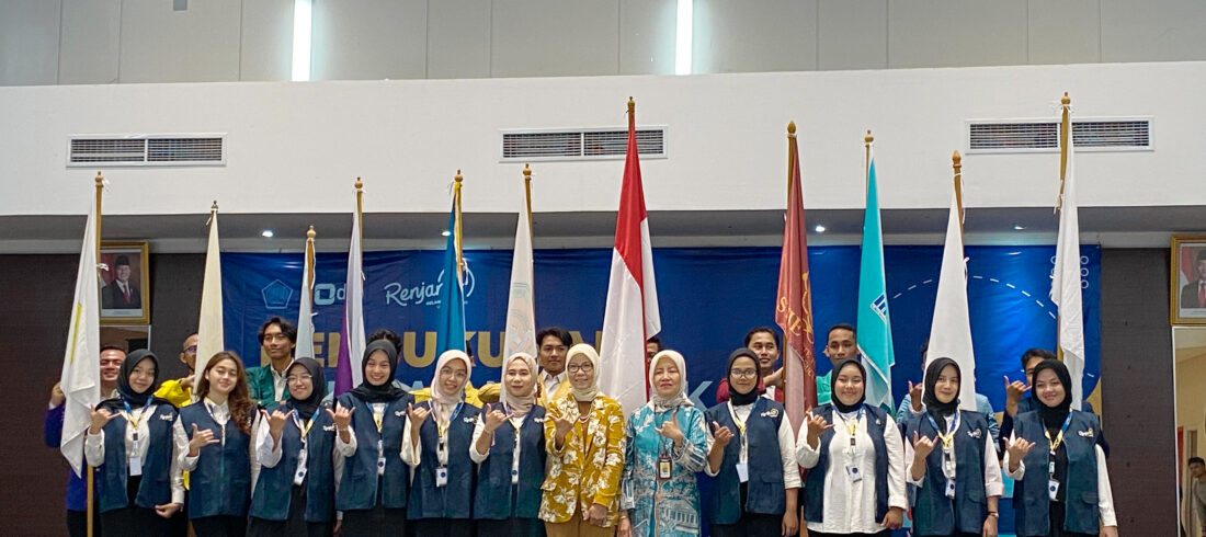 Pengukuhan Relawan Pajak, yang dipimpin langsung oleh Kepala Kanwil DJP Jawa Barat III Romadhaniah. Mahasiswa Tri Bhakti Business School, Prastya Adji Herlambang Laut dan Randini Raya