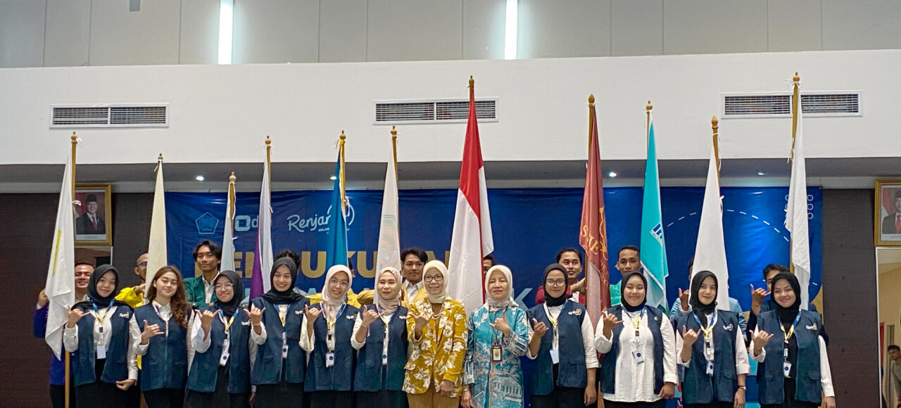 Pengukuhan Relawan Pajak, yang dipimpin langsung oleh Kepala Kanwil DJP Jawa Barat III Romadhaniah. Mahasiswa Tri Bhakti Business School, Prastya Adji Herlambang Laut dan Randini Raya