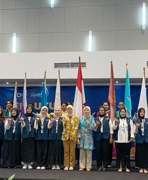 Pengukuhan Relawan Pajak, yang dipimpin langsung oleh Kepala Kanwil DJP Jawa Barat III Romadhaniah. Mahasiswa Tri Bhakti Business School, Prastya Adji Herlambang Laut dan Randini Raya