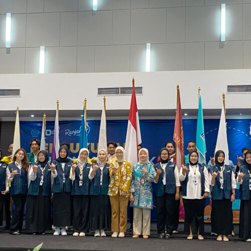 Pengukuhan Relawan Pajak, yang dipimpin langsung oleh Kepala Kanwil DJP Jawa Barat III Romadhaniah. Mahasiswa Tri Bhakti Business School, Prastya Adji Herlambang Laut dan Randini Raya
