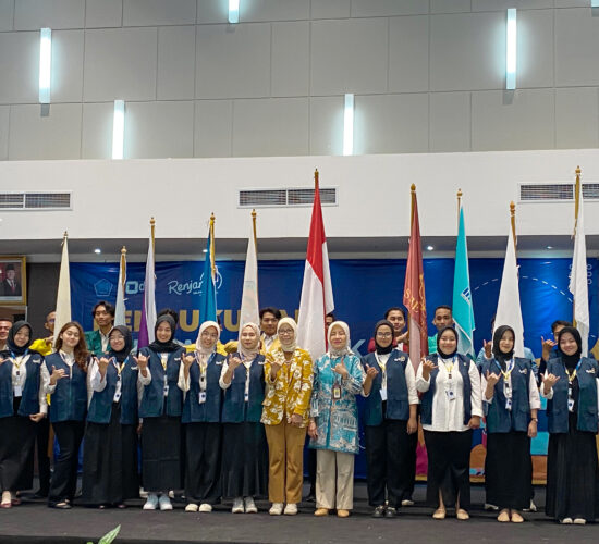 Pengukuhan Relawan Pajak, yang dipimpin langsung oleh Kepala Kanwil DJP Jawa Barat III Romadhaniah. Mahasiswa Tri Bhakti Business School, Prastya Adji Herlambang Laut dan Randini Raya