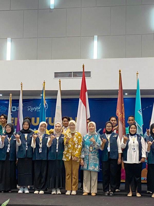 Pengukuhan Relawan Pajak, yang dipimpin langsung oleh Kepala Kanwil DJP Jawa Barat III Romadhaniah. Mahasiswa Tri Bhakti Business School, Prastya Adji Herlambang Laut dan Randini Raya