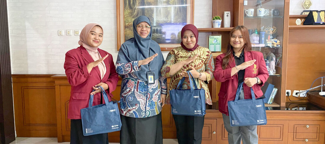 serta Kepala Tax Center, Lembah Dewi Andini, S.E., M.Ak., Ak., CA Mahasiswa Tri Bhakti Business School Pebiyanti dan Danur Koordinasi Relawan Pajak