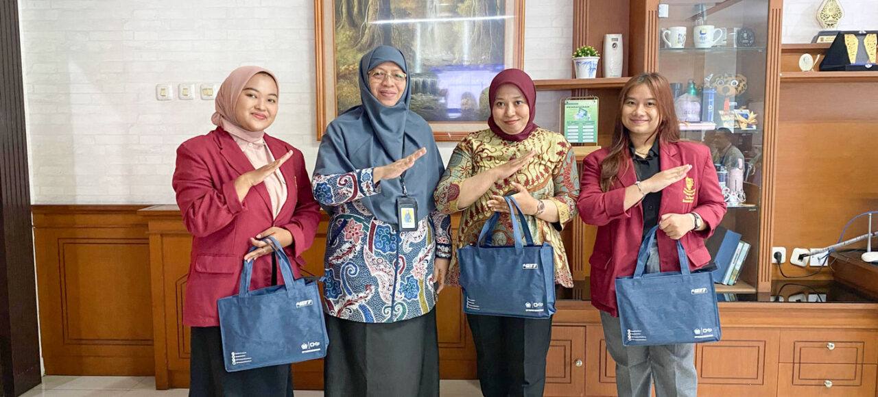 serta Kepala Tax Center, Lembah Dewi Andini, S.E., M.Ak., Ak., CA Mahasiswa Tri Bhakti Business School Pebiyanti dan Danur Koordinasi Relawan Pajak