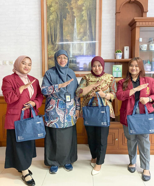serta Kepala Tax Center, Lembah Dewi Andini, S.E., M.Ak., Ak., CA Mahasiswa Tri Bhakti Business School Pebiyanti dan Danur Koordinasi Relawan Pajak
