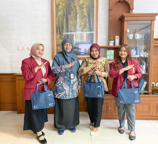 serta Kepala Tax Center, Lembah Dewi Andini, S.E., M.Ak., Ak., CA Mahasiswa Tri Bhakti Business School Pebiyanti dan Danur Koordinasi Relawan Pajak