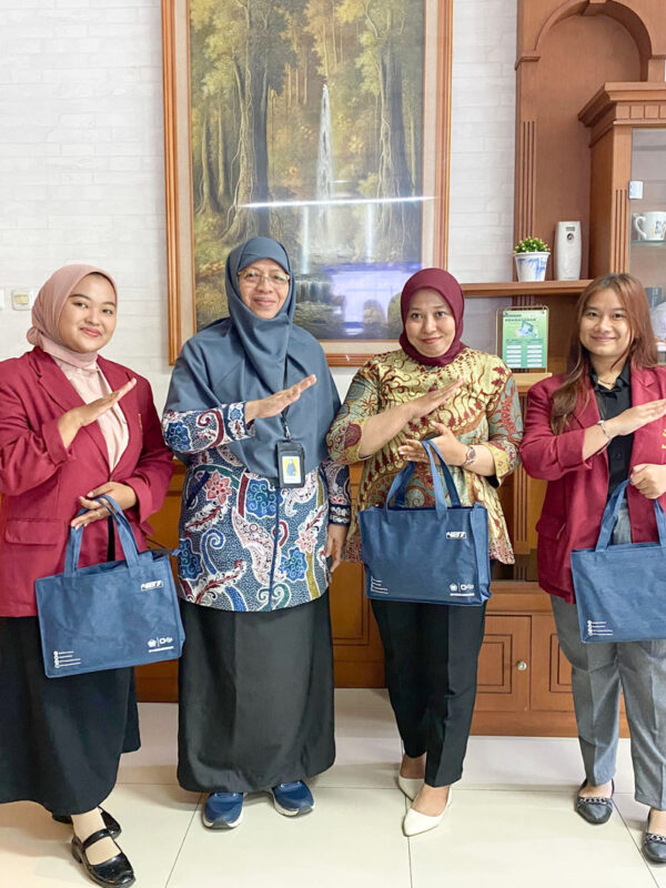 serta Kepala Tax Center, Lembah Dewi Andini, S.E., M.Ak., Ak., CA Mahasiswa Tri Bhakti Business School Pebiyanti dan Danur Koordinasi Relawan Pajak