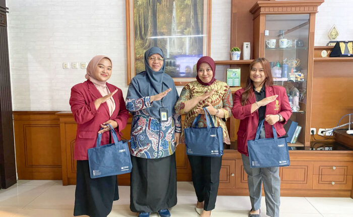 serta Kepala Tax Center, Lembah Dewi Andini, S.E., M.Ak., Ak., CA Mahasiswa Tri Bhakti Business School Pebiyanti dan Danur Koordinasi Relawan Pajak