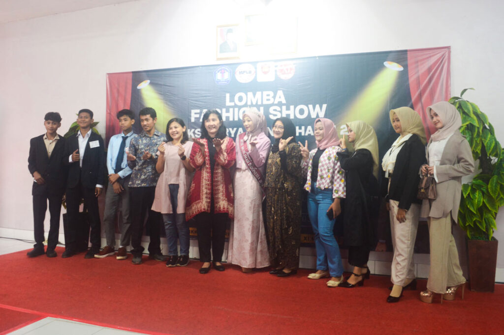 Lomba Fashion Show SMK KGB 2 Bekasi Ir. Triana. M.M.