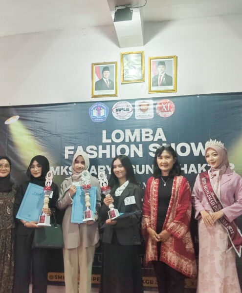 Lomba Fashion Show SMK KGB 2 Bekasi Ir. Triana. M.M.